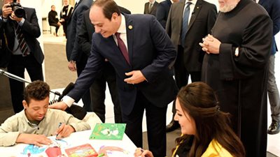 الرئيس السيسي يتفقد معرض القافلة الطبية للكشف على ذوى الإعاقة