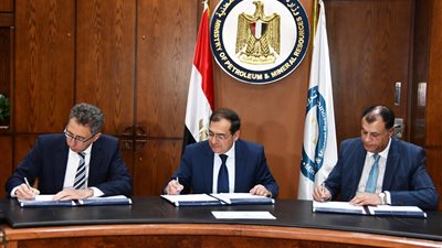 4 اتفاقيات للتنقيب عن البترول فى الصحراء الغربية