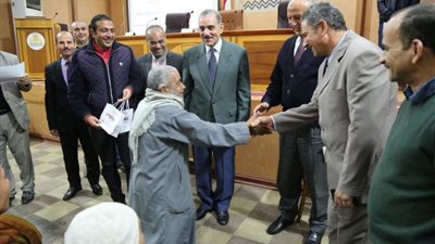 محافظ كفرالشيخ يسلم 69 سماعة طبية وأطراف صناعية للأسر الأكثر إحتياجاً.صور