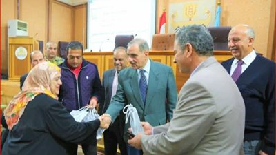 محافظ كفر الشيخ يشهد توزيع ٦٣ سماعة طبية و٦ أطراف صناعية من الاورمان ..صور