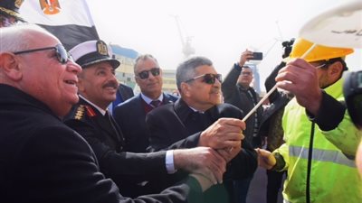 الفريق أسامة ربيع يدشن قاطرة