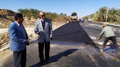 رئيس مركز الداخلة يتفقد أعمال رصف طريق موط الدهوس بالوادى الجديد.صور
