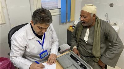 اساتذة طب طنطا يقومون بالكشف على 548 حالة واجراء 15 عملية جراحية .. وصرف الدواء مجانًا