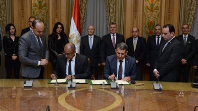 العصار ومحافظ دمياط يشهدان توقيع بروتوكول تعاون مع شركة فرنسية