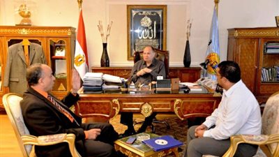 محافظ أسيوط يناقش خطة رفع كفاءة الطرق العامة بمسار رحلة العائلة المقدسة.. بالصور