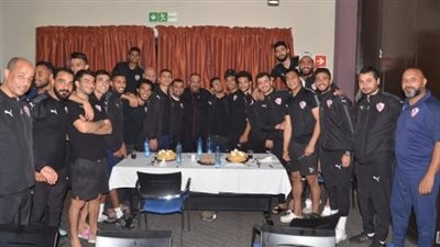 لاعبو الزمالك يحتفلون بعيد ميلاد ساويرس فى زامبيا