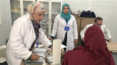 الكشف على ١٤٢٥ حالة وإجراء ١٥ عملية جراحية وتحويل ١٤ حالة حرجة لمستشفيات جامعة طنطا