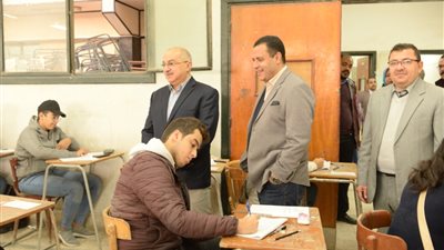 رئيس جامعة أسيوط يشيد بإنتظام أعمال امتحانات الفصل الدراسي الأول بكليات الجامعة