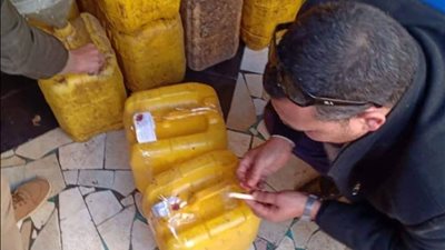 ضبط طن زيت طعام مجهول المصدر وغير صالح للإستهلاك الآدمي بطوخ