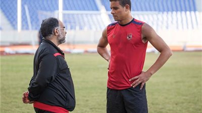 طبيب الأهلى يكشف أسباب أصابات لاعبى الفريق