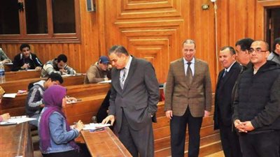 رئيس الجامعة يتابع امتحانات الفصل الدراسى الأول فى الكليات.. بالصور
