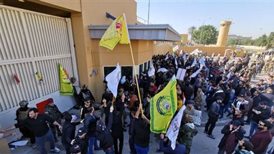 رئيس وزراء العراق يطالب المحتجين الابتعاد عن كافة مجمعات السفارة الأمريكية
