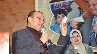 بالصور.. توزيع 20 رحلة عمرة مجانية على العاملين بمؤسسات الدلتا التعليمية