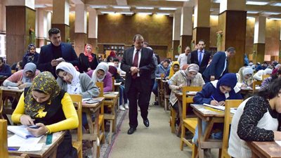 رئيس جامعة بنى سويف يتفقد سير الامتحانات.