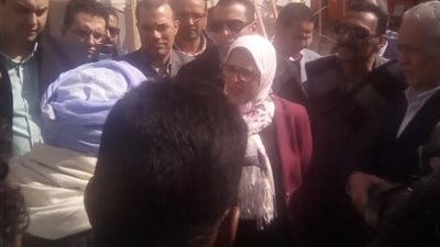 مسنة توقف موكب هالة زايد ...والوزيرة تستجيب لمطالبها