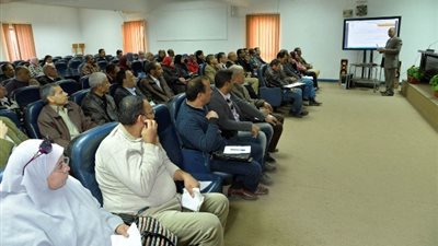 محافظة أسيوط تنظم ندوة تعريفية بجائزة التميز الحكومي العربي .صور