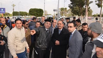 محافظ الإسماعيلية يعاين مقترحات انشاء موقف التاكسي المخصوص .صور