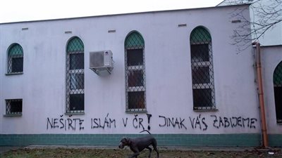 يتوعدون رواده بالقتل .. عبارات عنصرية على جدران مسجد فى برونو