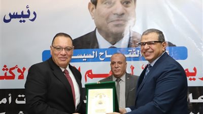 وزير القوي العاملة ومحافظ الشرقية يتبادلان الدروع في احتفالية شهادات 