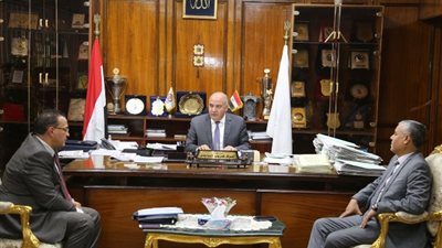 محافظ قنا ورئيس جامعة جنوب الوادى يبحثان سبل التعاون بين مستشفيات الجامعة ووزارة الصحة