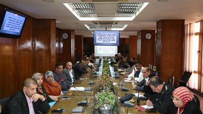 صقر يؤكد على تكثيف أعمال التطوير ورفع كفاءة طريق السويس الاسماعيلية