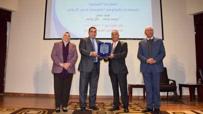 تكريم المشاركين بمؤتمر 