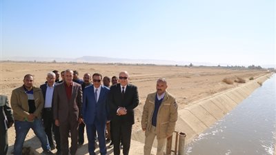 محافظ قنا يشهد التشغيل التجريبي لمشروع استصلاح الأراضي بالمراشدة .صور
