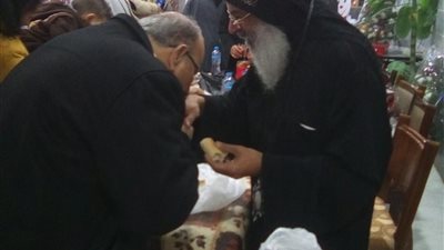 المسيحيون يواصلون الاحتفالات ...الأنبا مكسيموس يوزع العيدية ( خمسة جنيهات ) على الكبار والصغار.. صــور