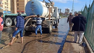السيطرة على كسر خط طرد صرف صحى أمام قاعة الطلائع بقويسنا.. صـــور
