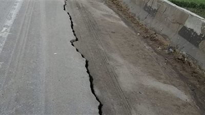 شروخ وتصدعات بطريق طنطا - كفر الشيخ ٠٠وهيئة الطرق تتخذ خطوات سريعة للأصلاح-صور
