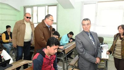 نائب وزير التعليم ومحافظ الشرقية يتابعان امتحانات الصفين الاول والثانى الثانوى