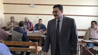 مدير بنها التعليمية يتفقد كنترول النقل للثانوي العام بمدرسة أم المؤمنين