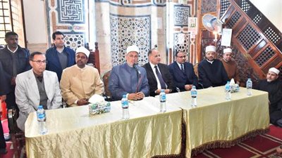 محافظ أسيوط يفتتح معرض كتاب اليوم الواحد بمسجد عمر مكرم.. بالصور