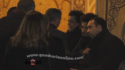 الحزن يخيم على الكينج محمد منير فى عزاء زوج شقيقته ومدير أعماله.. صور