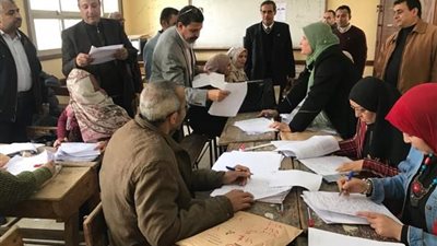 مدير تعليمية بنها يحيل المتخلفين عن التصحيح الورقي الثاني والأول الثانوي للشئون القانونيه