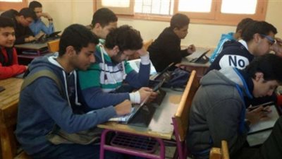 طلاب الصف الأول الثانوي يؤدون امتحان مادة الأحياء وفقًا لنظام التقييم الجديد