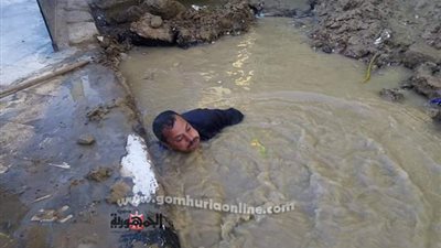 محافظ الوادى الجديد يمنح مكافأة مالية لاستبسال عاملين صرف أثناء تأدية الواجب (صور)