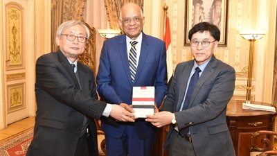 عبد العال يتسلم نسخة من الدستور المصرى المترجم إلى اللغة الكورية