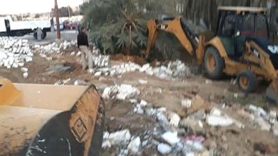 حملة ازالة تعديات على أراضي الدولة بمنطقة مصنع الخزف بالخارجة