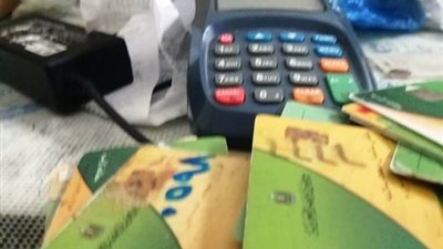 إنتاج الخبز وصرفه علي الماكينة داخل مقهي فى الاسماعيلية.. بالصور