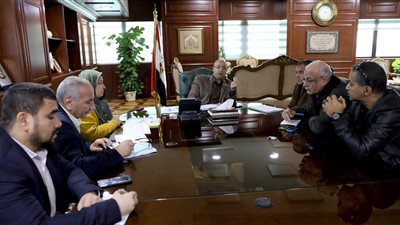محافظ بني سويف يناقش مع مسؤولي هيئة الصرف الصحي توصيل الخدمة لـ 222 قرية