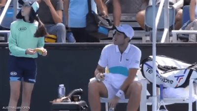 طلب غريب من لاعب تنس لفتاة الكرات.. والحكم يتدخل