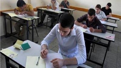 طلاب الصف الأول الثانوي يؤدون امتحان الفيزياء وفقًا لنظام التقييم الجديد