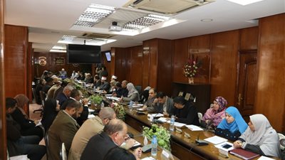 صقر يعلن عن توفير 16 محلا و6 كرفانات للشباب بكورنيش السويس الجديد