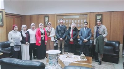 عميد ألسن عين شمس تجتمع بأبناء الكلية المشاركين فى معرض القاهرة الدولي للكتاب