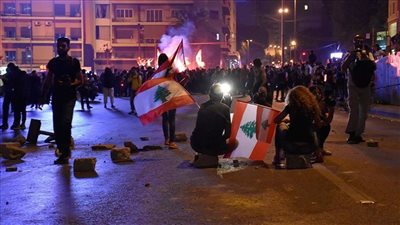 إصابة عدد من عناصر الشرطة خلال مواجهات مع المحتجين في بيروت