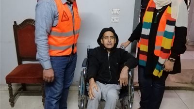 التدخل السريع ينقذ مسنا مريضا بلا مأوى يتألم بالشارع وينقله لمستشفى