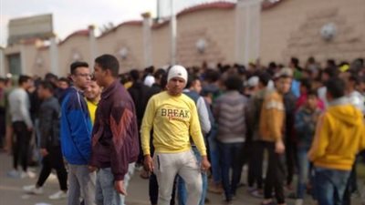 جماهير الإسماعيلي تتوافد لشراء تذاكر مباراة الاتحاد في البطولة العربية .صور