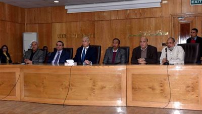 محافظ الأقصر يلتقى حاجزى الوحدات السكنية الشباب بالقرنة .صور