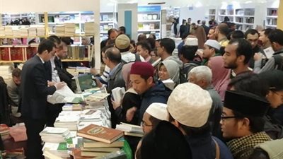 رواد معرض الكتاب يصطفون في طوابير للحصول على إصدارات 